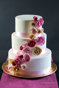 Wedding cake écru, guirlande roses anglaises